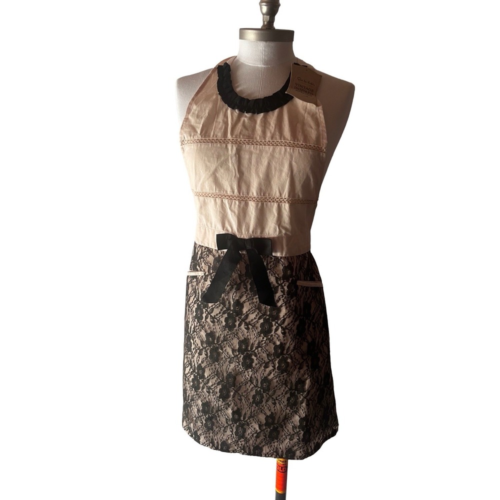 Sur la table Apron‎ NWT  Pink With Black Lace Detail and Pockets.